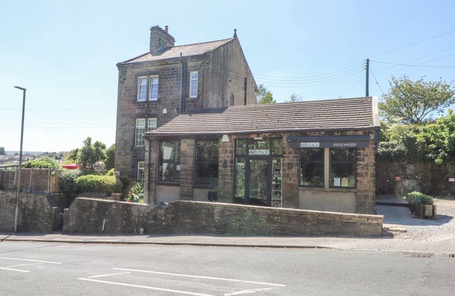 THE STONE MASONS HOUSE, pet friendly, with hot tub in Oakworth