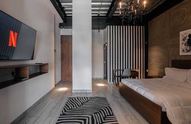 The Striped Loft Modern Elegance-Centric location