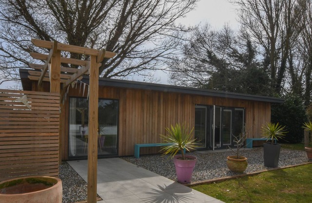 THE STUDIO AT THE CURATAGE, BROMESWELL, pet friendly in Woodbridge