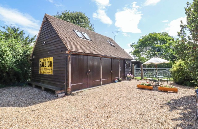 THE STUDIO, HORSESHOE COTTAGE, pet friendly in Fulbourn
