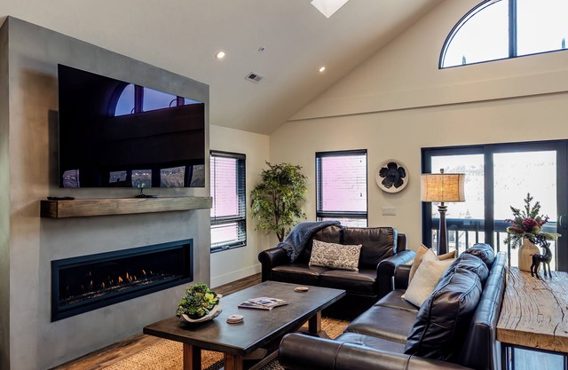 The Summit-Luxury three bedroom penthouse in the iconic Horsefeathers building!