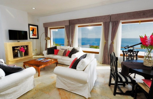 The Sunshine Retreat - Luxury Beach Villa - Sleeps 12 - Spectacular Views