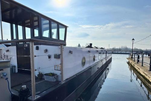 The Swan Flotel - Barton Marina