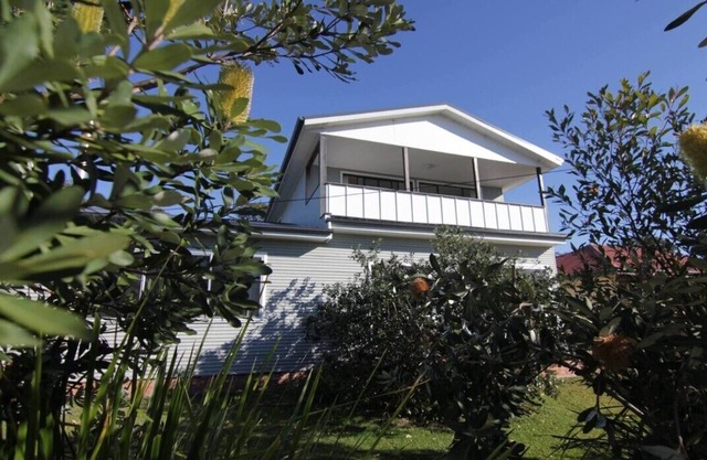 The Swan House - Beautiful big five bedroom beach house. Fire pit, pet friendly!