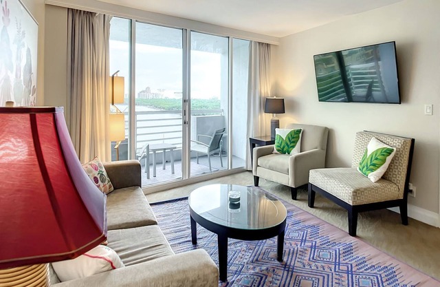 'The Tiki Tropical' Waterfront Suite w/ Kitchen!