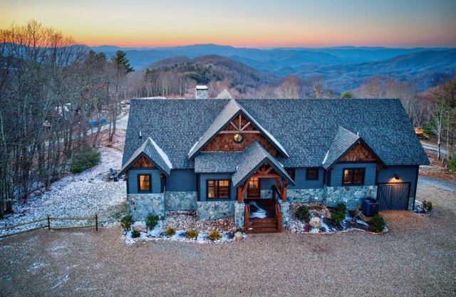 The Tipsy Bear at Eagles Nest - Views, Vineyard, hot tub