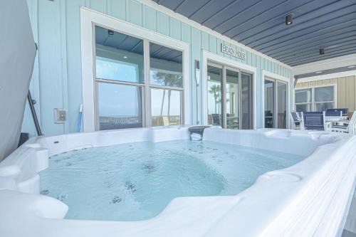 The Tourist Trap - Heated Private Beachfront Pool! Gorgeous!