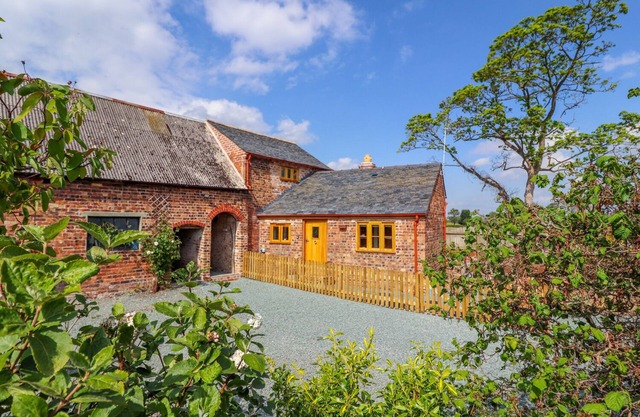 THE TRACTOR SHED, pet friendly, character holiday cottage in Oswestry