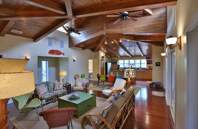 The Tree House - Family Friendly, Great Yard, Waterfront