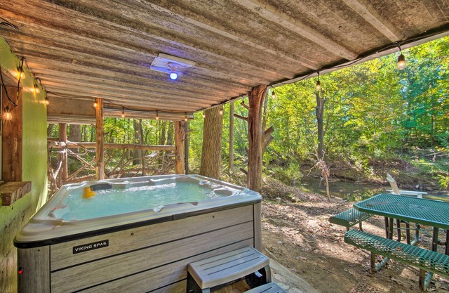 'The Treehouse Cabin' Creekside Home w/ Hot Tub!