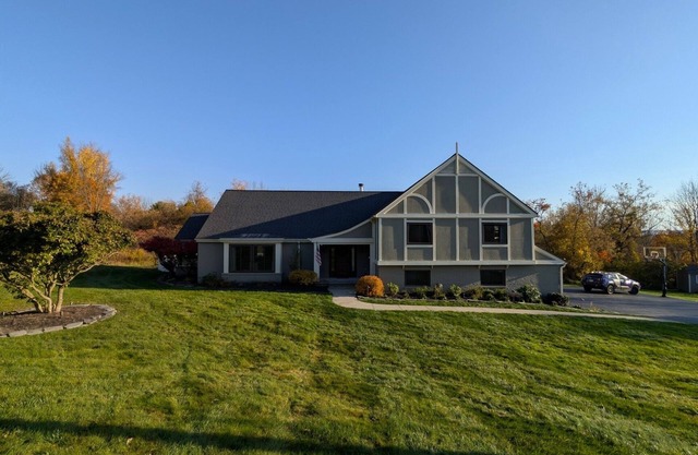 The Tudor at Willow Creek - Spacious 4-bedroom house in Little Falls