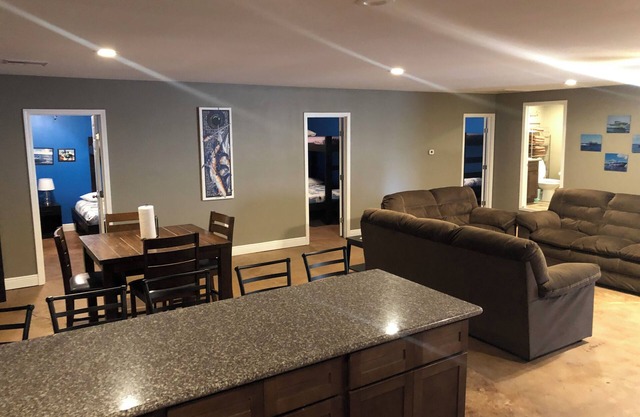 The Tuna Lodge is a quiet secluded 3 bedroom 2 full bath lodge in Venice LA