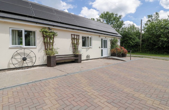 THE TURBLES - WAGTAIL, pet friendly, with a garden in Welland