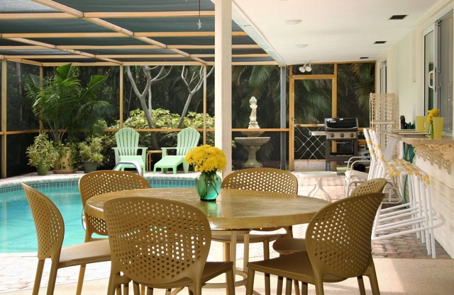 The Twin Dolphins: Walk to the beach. Private, screened-in pool. Spacious house.