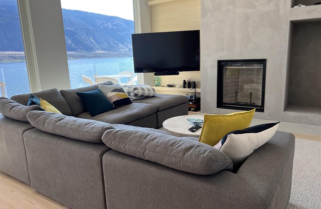 THE ULTIMATE LUXURIOUS LAKE FRONT HOME (permitted for short-term rentals)