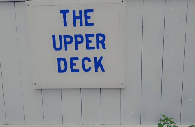 The Upper Deck Cozy Private Room 5 minutes away from beach