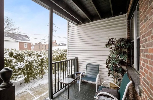 The Urban Green: Stylish Downtown Hideaway