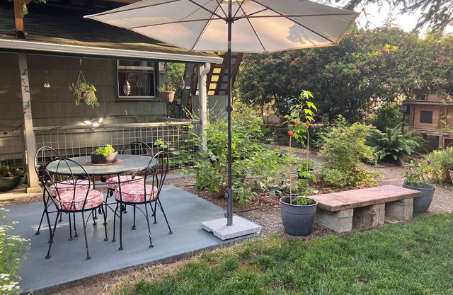 The Urban Nature Hideaway - 1BR close-in private garden apartment