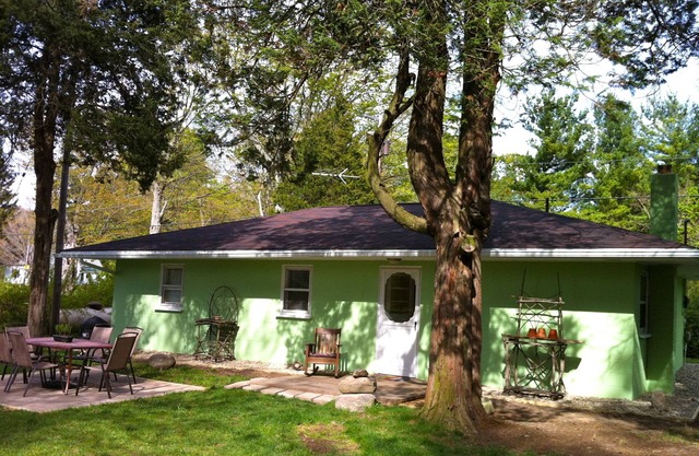 The Green Cottage in charming Glenn between South Haven and Saugatuck