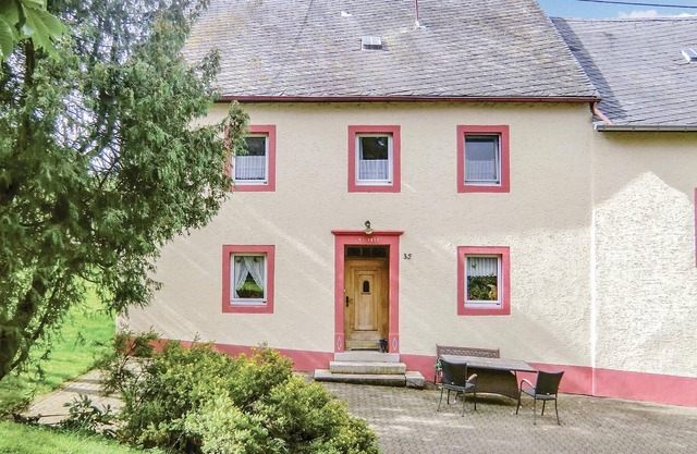 The vacation property in Oos is ideal for vacationers who like beautiful, old houses, but do not wan