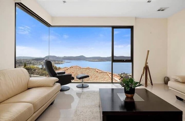 "The View" Luxury home 5 bed/3 bath 3km to Casino.