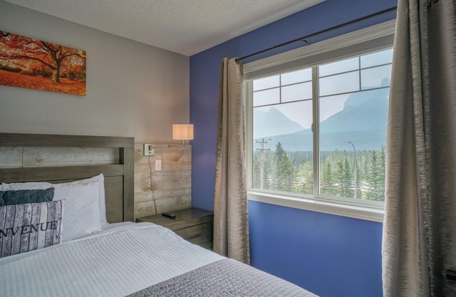 The View Tub- hot tub, free parking, view, king bed, AC, 2BR, sleeps 6