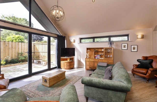 The Warehouse - sleeps 4 guests in 2 bedrooms