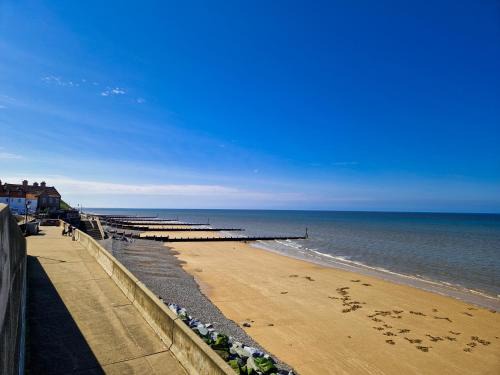 The Wave - 3 bed beach front home in Sheringham