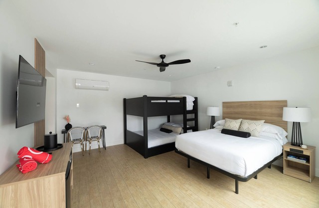 The Waypoint | Bunk Studio | with Free Parking & Weekend Breakfast