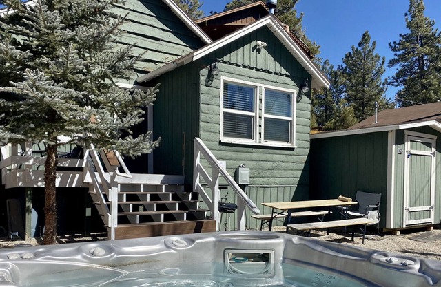 The Wee Cabin - Modern studio style property with private hot tub and lake adjacent views!