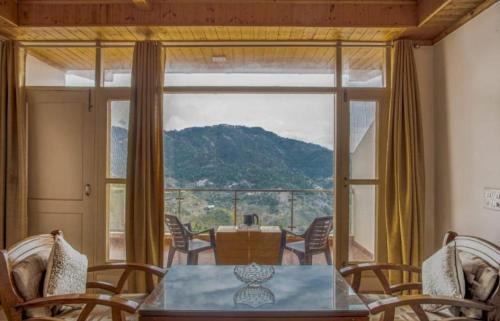 The Western Heights I Serviced Apartments I Pvt Balcony I Lift I Peacefull Area I Family Accomodation I Kasauli By Exotic Stays