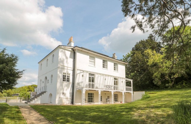 THE WESTGATE, family friendly, character holiday cottage in Charmouth