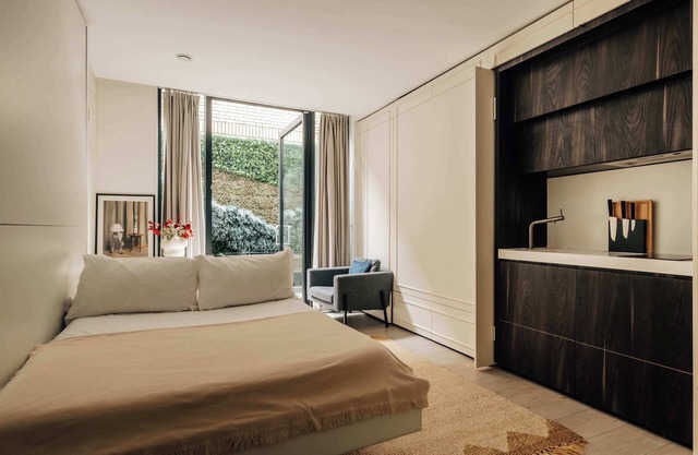 The Westlight: Bright LG Studio in White City