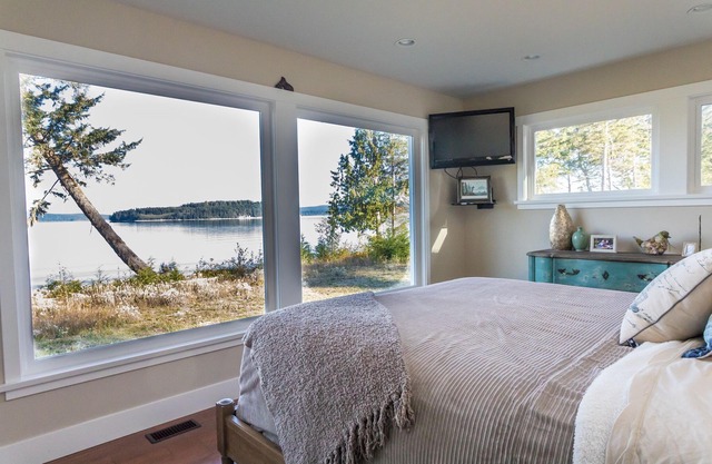 "The WhaleHouse"~ Upscale, 4000 Sq Ft Home For Large Family/3.8 acres