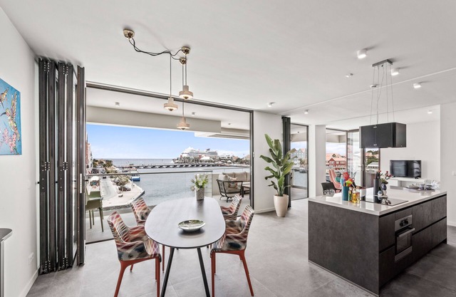 The Wharf 9 city apartment, overlooking Annabay, downtown Willemstad