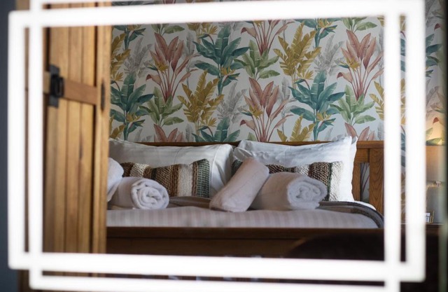 The Wheatsheaf Pub, Kitchen & Rooms