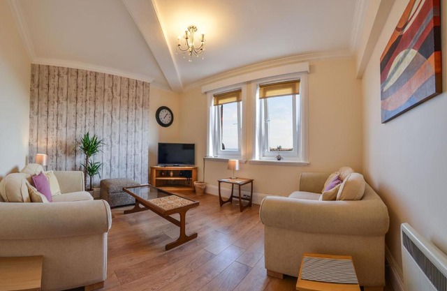 The Whitby Prospect, large apartment with stunning views, 2 mins from beach