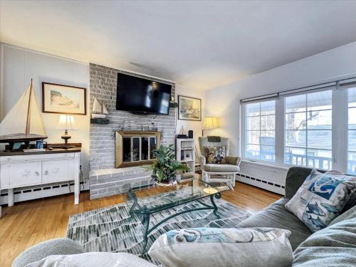 The White House by Leavetown Vacations