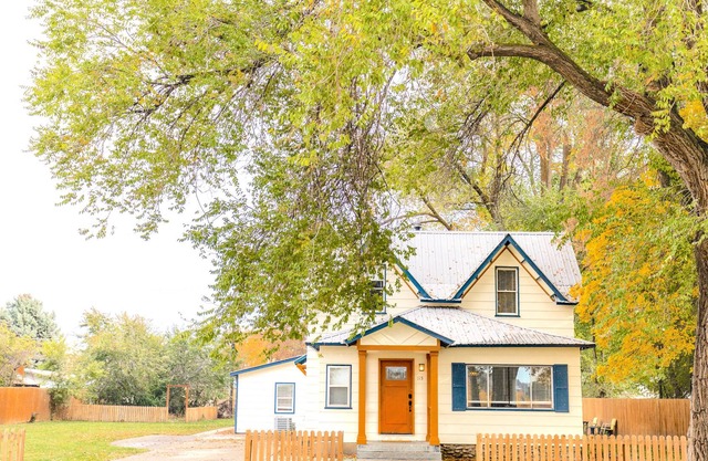 The White House on Niagara - Only 1 block from downtown with an orchard view!