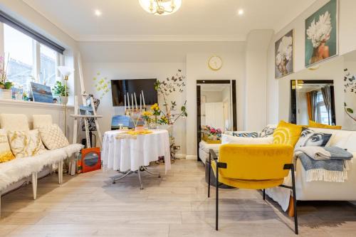 The Whole flat with terrace 1 min to Earls Court Station for 5 guests