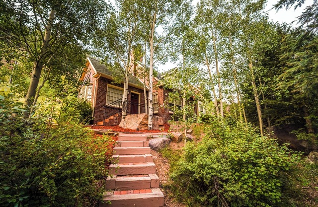 The Williamsburg Cottage at Valley Glen.your romantic mountain getaway