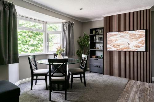 The Willow, Stylish & Central Home with Parking