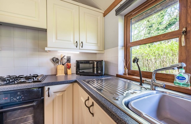 THE WILLOWS, family friendly, country holiday cottage in Narberth