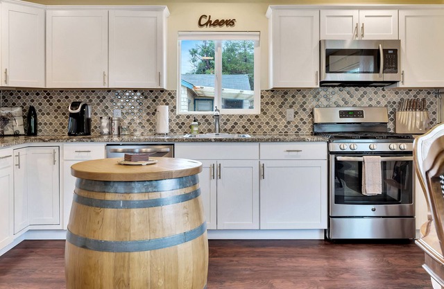 THE WINE BARREL-The Westside Cottages 2 Bed/2 Bath