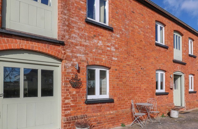 THE WINE LODGE, romantic, with pool in Kenton, Exeter