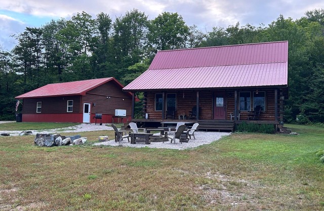 The Woodford - A quiet cabin on a beautiful secluded lake near Pictured Rocks!