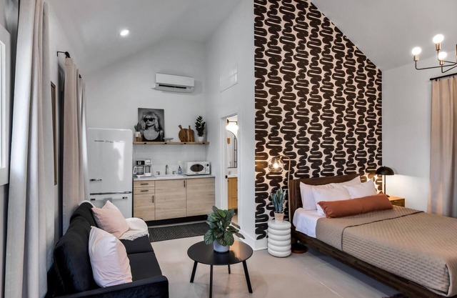 The Woodland Carriage House - 10 Mins from Downtown