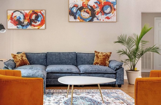 The Woodlands Stylish Stay! Minutes to Market Street’s world-class shopping