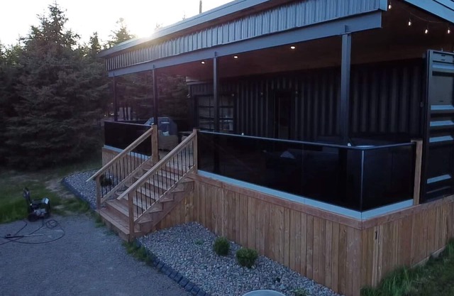 The Woodlot Cabin # 1(Coyote Den) Hot tub , cold plunge close to Cavendish
