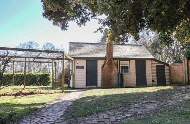 THE WOODSHED, romantic, country holiday cottage in Weeley